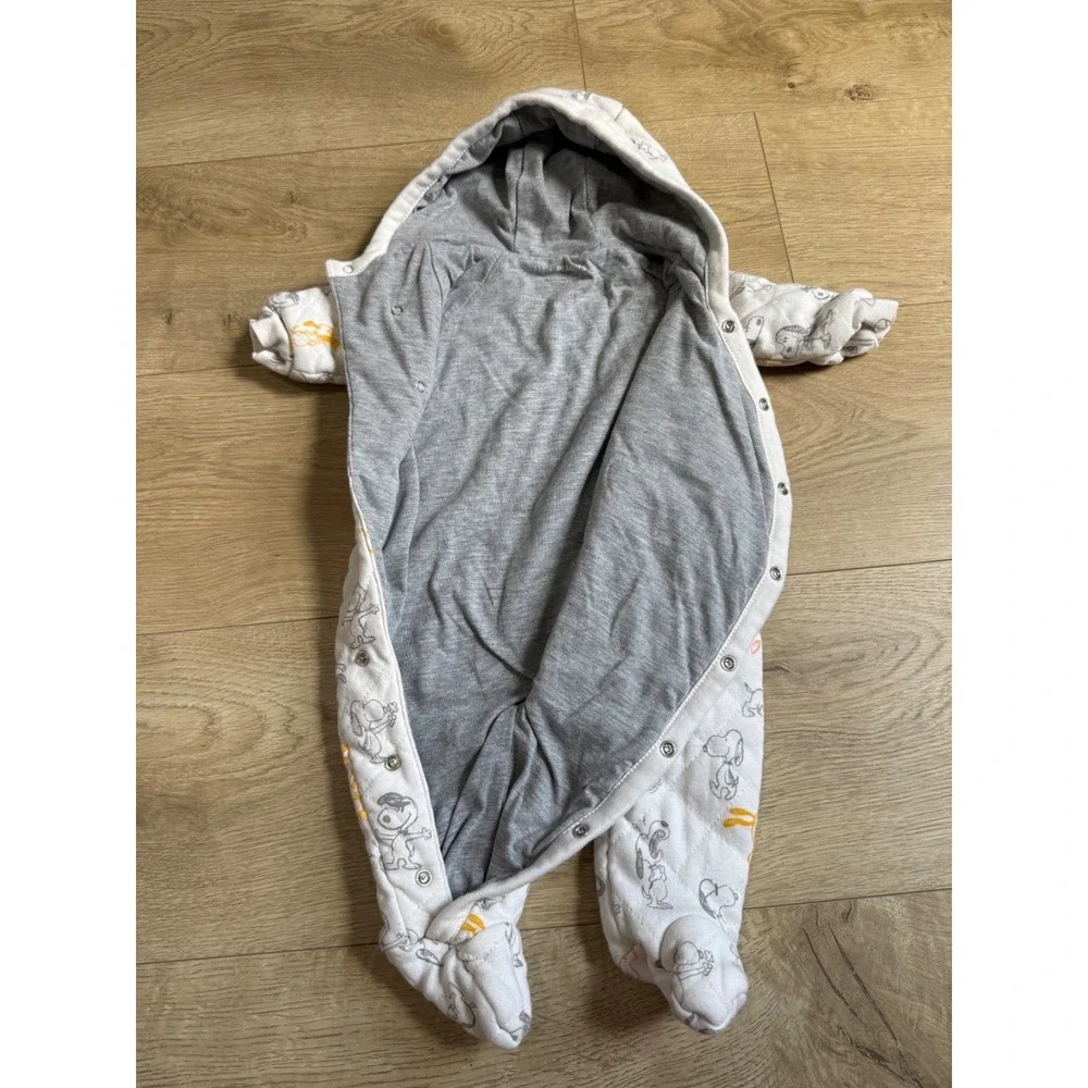 EUC Baby Gap + Peanuts unisex onepiece quilted snoopy bunting snowsuit size 0-3M